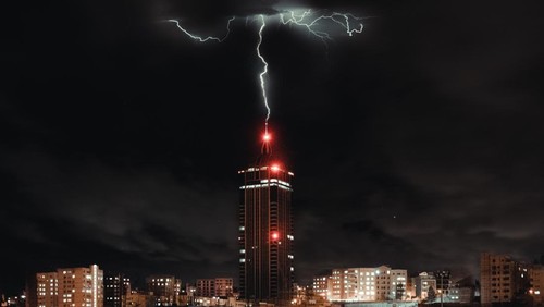 Ilustrasi penangkal petir.