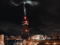 15 Cara Terhindar dari Sambaran Petir, Baik di Dalam dan Luar Ruangan