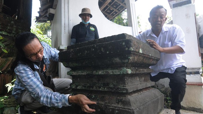 PENDATAAN BENDA CAGAR BUDAYA Pegiat Komunitas Pemerhati Cagar Budaya (KPCB) Kabupaten Klaten membersihkan objek yang diduga benda cagar budaya batu tugu di Pondok, Karanganom, Klaten, Jawa Tengah, Rabu (7/12/2022). Kegiatan yang dilakukan oleh KPCB Kabupaten Klaten itu untuk mendata dan melaporkan ke dinas terkait agar dapat dilakukan penelitian lebih lanjut. ANTARA FOTO/Aloysius Jarot Nugroho/tom.
