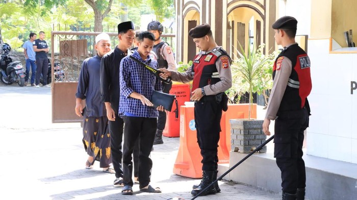 Petugas saat memeriksa pengunjung yang akan masuk ke Polresta Banda Aceh. (Foto: Dok. Polres Banda Aceh)