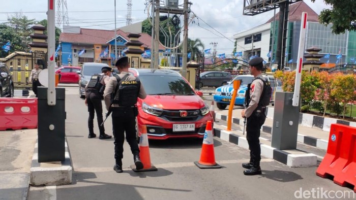 Pengetatan penjagaan di Polda Sumsel (Prima Syahbana/detikSumut)