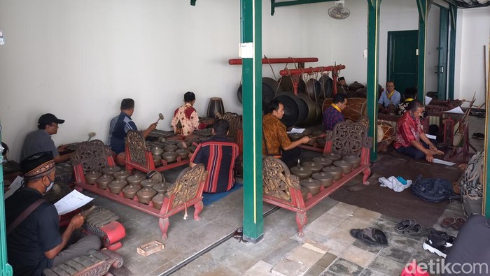 Pengrawit Kemantren Langenpraja Puro Mangkunegaran menggelar latihan untuk tampil di acara tasyakuran perikahan Kaesang-Erina, Rabu (7/12/2022).