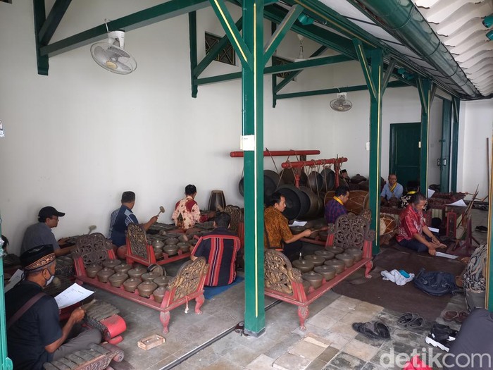 Pengrawit Kemantren Langenpraja Puro Mangkunegaran menggelar latihan untuk tampil di acara tasyakuran perikahan Kaesang-Erina, Rabu (7/12/2022).