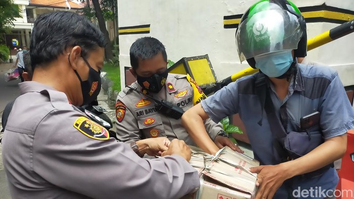 Pengunjung di Polsek Tambaksari Surabaya diperiksa penjaga di pintu masuk