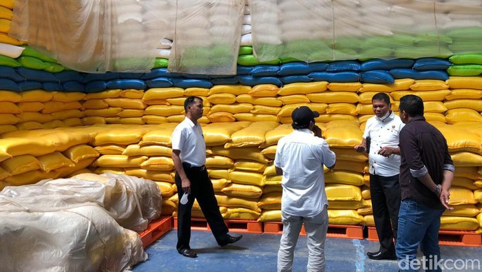 Peninjauan gudang Bulog di Toraja Utara, Sulsel.
