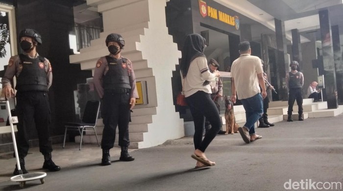 Penjagaan di pintu masuk Polrestabes Surabaya