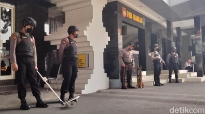 Pengetatan Penjagaan Kantor Polisi di Surabaya Antisipasi Bom Bunuh Diri