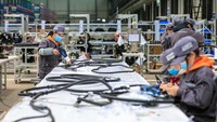 Tampak para pekerja tengah mempersiapkan berbagai perangkat untuk kereta pintar ini.