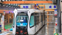 Kereta pintar tanpa rel ini memiliki panjang 30 meter dengan kapasitas angkut hingga 300 penumpang. 