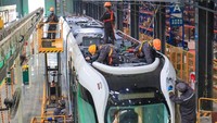 Kereta pintar tanpa rel ini memiliki ban karet dan lingkaran putar kecil, setara dengan radius putar bus 12 meter.