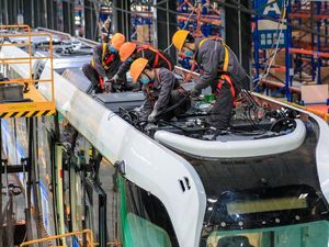 Pernah Lihat Kereta Pintar? Nih Penampakan Pabriknya