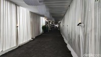 Pantauan detikJateng, tenda untuk acara adat di kediaman Erina sudah berdiri megah. Tenda berwarna putih itu memanjang dari kediaman Erina hingga masjid setempat, di Purwosari, Sinduadi, Mlati, Sleman, DIY, Rabu (7/12/2022). Foto: Jauh Hari Wawan S/detikJateng