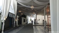 Di bagian depan akses masuk dipasangi wastafel. Tenda juga dipasangi lampu-lampu hias. Foto: Jauh Hari Wawan S/detikJateng