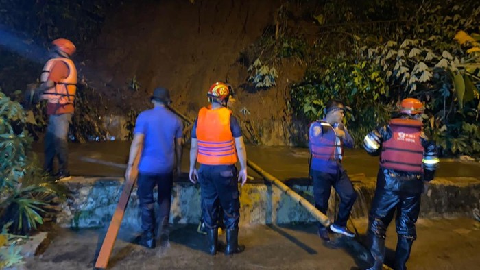 Perum Vila Pertiwi Sukamaju, Cilodong, Depok, Jawa Barat sempat terendam banjir setinggi 1 meter sekitar pukul 16.00 WIB. Kini, air banjir tersebut mulai surut. 

Kepala Dinas PUPR Depok Citra Indah Yulianty mengatakan banjir terjadi pada Rabu (7/12/2022) sekitar pukul 16.00 WIB. Anggota Dinas PUPR bersama damkar meluncur ke lokasi pukul 17.00 WIB.
