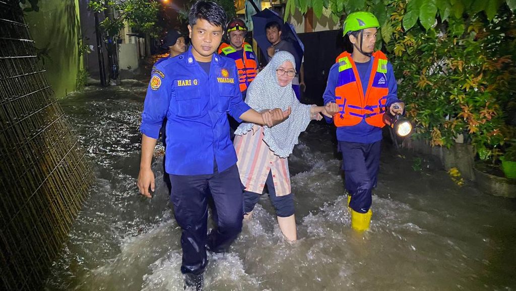 Perum Vila Pertiwi Depok Sempat Banjir 1 Meter, Air Mulai Surut