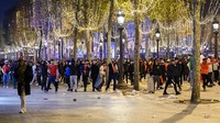 Penggemar Maroko berkumpul di Champs Elysees, Paris, untuk menyaksikan bersama pertandingan laga Maroko Vs Spanyol.  
