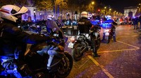 Fan bentrok dengan polisi saat pendukung Maroko merayakan kemenangan timnas Maroko yang lolos ke perempat final Piala Dunia 2022 di Champs Elysees, Paris, Prancis, Rabu (7/12/2022).  
