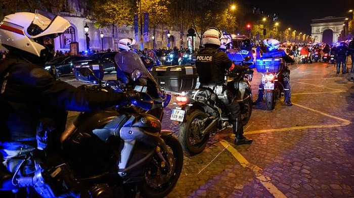 Pesta Kemenangan Timnas Maroko di Paris Berujung Ricuh PARIS, FRANCE - DECEMBER 07: Fans clash with police as Moroccan supporters celebrate victory as Morocco qualified for 2022 FIFA World Cup quarterfinals after beating Spain on penalties during the FIFA World Cup Qatar 2022 Round of 16 match between Morocco and Spain at Champs Elysees in Paris, France on December 07, 2022. (Photo by Julien Mattia/Anadolu Agency via Getty Images)