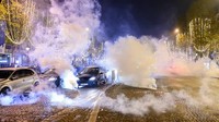 Polisi akhirnya menembakkan gas air mata untuk membubarkan para suporter.  