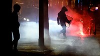 Hingga diakhir pesta, para suporter itu bentrok dengan polisi.  