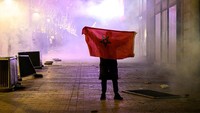 Saat Maroko menang lewat adu penalti, para fan langsung bersorak dan berpesta di jalanan Paris.