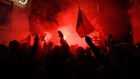 Mereka mengibarkan bendera Maroko hingga menyalakan flare.