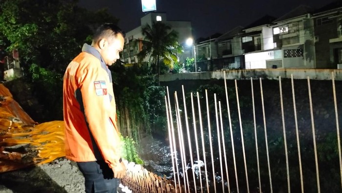 Petugas mengecek jembatan diterjang longsor di Kota Bogor