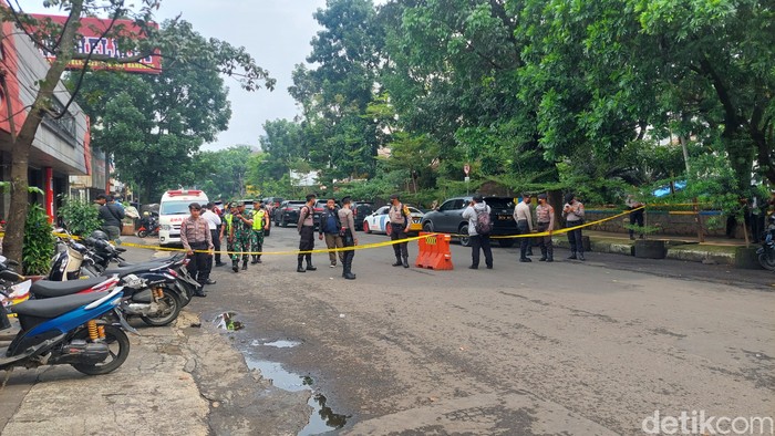 Polisi berjaga di sekitar lokasi ledakan Bandung.