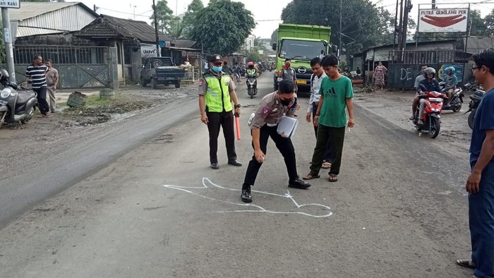Polisi olah TKP kecelakaan motor di Bogor