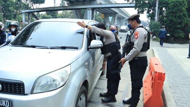 Polres Metro Jakbar memperketat pengamanan di markas usai ledakan bom bunuh diri di Bandung.