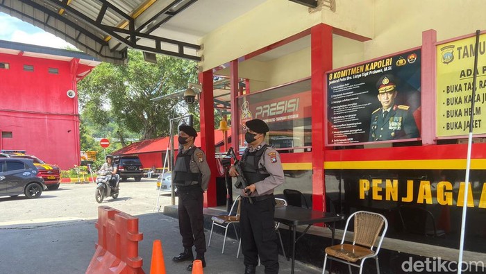 Pengamanan di pintu oleh polisi bersenjata di pintu masuk Polresta Barelang pada Rabu (07/12/2022). (Alamudin/detikSumut)