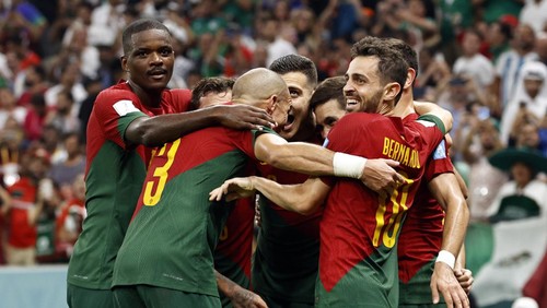 AL DAAYEN - William Carvalho of Portugal, Bernardo Silva of Portugal, Pepe of Portugal, William Carvalho of Portugal, Otavio of Portugal, Goncalo Ramos of Portugal, Raphael Guerreiro of Portugal celebrate the 4-0 at the FIFA World Cup Qatar 2022 round of 16 match between Portugal and Switzerland at Lusail Stadium on December 6, 2022 in Al Daayen, Qatar. AP | Dutch Height | MAURICE OF STONE (Photo by ANP via Getty Images)