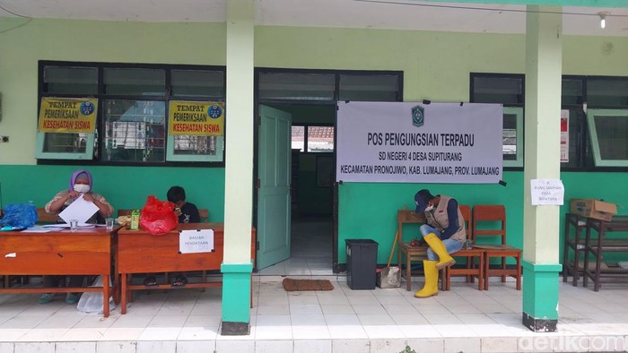 Posko pengungsian Semeru di SDN 4 Supiturang