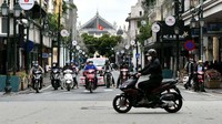 Vietnam dengan biaya hidup: US$ 500/bulan. Diketahui bahwa kamu hanya memerlukan US$ 500 untuk tinggal selama sebulan penuh di negara ini, karena Vietnam adalah salah satu negara termurah di dunia sejauh ini. Ini adalah negara paling timur di Semenanjung Indochina Asia Tenggara dan berbatasan dengan Cina, Laos, dan Kamboja. Vietnam memiliki sekitar 95,5 juta orang yang tinggal di total 331.212 km².