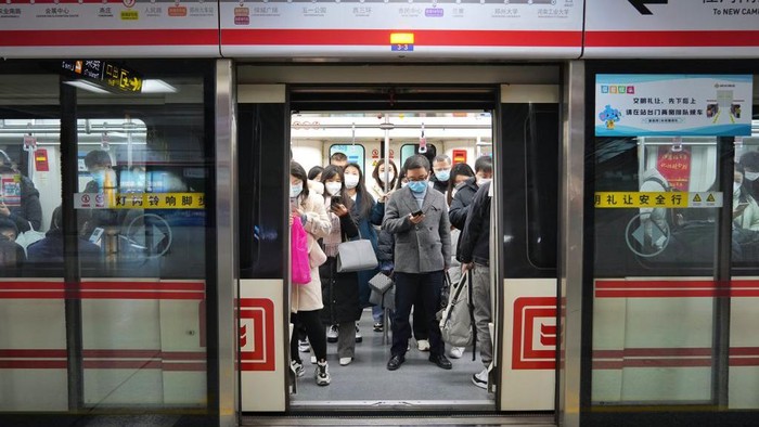 ZHENGZHOU, CHINA - DECEMBER 05: Citizens wearing masks take a subway train on December 5, 2022 in Zhengzhou, Henan Province of China. Negative nucleic acid testing results are not required for taking public transportation in Zhengzhou as the city optimized COVID-19 control measures. (Photo by VCG/VCG via Getty Images)