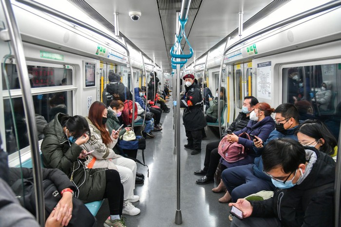 Potret Aktivitas Warga Sejumlah Kota di China Saat Lockdown Dilonggarkan BEIJING, CHINA - DECEMBER 06: Passengers ride a subway train as Beijing no longer requires people to show their negative nucleic acid testing results before entering public places on December 6, 2022 in Beijing, China. (Photo by VCG/VCG via Getty Images)