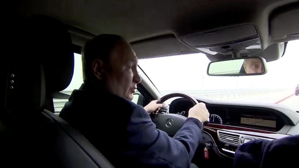 Putin Nyetir Mobil Keliling Daerah Perang Krimea