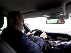 Putin Nyetir Mobil Keliling Daerah Perang Krimea