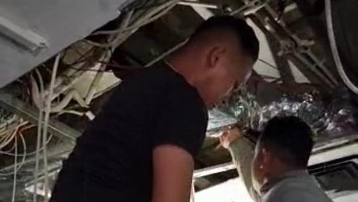 Proses evakuasi korban tersengat listrik di Balai Kota Makassar.