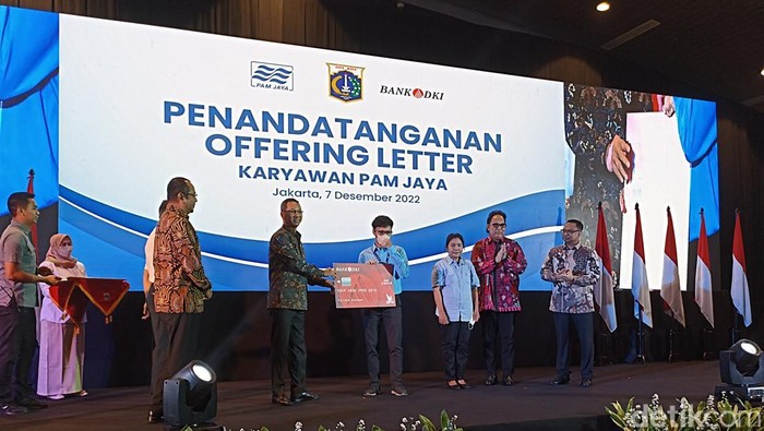 Proses penandatanganan Offering Letter secara simbolis dilakukan oleh perwakilan pegawai mitra swasta PAM Jaya