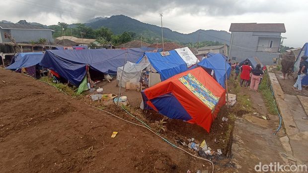Puluhan korban gempa di Kampung Hargem, Desa Nyalindung, Kecamatan Cugenang Cianjur mengungsi di kebun yang harus disewa