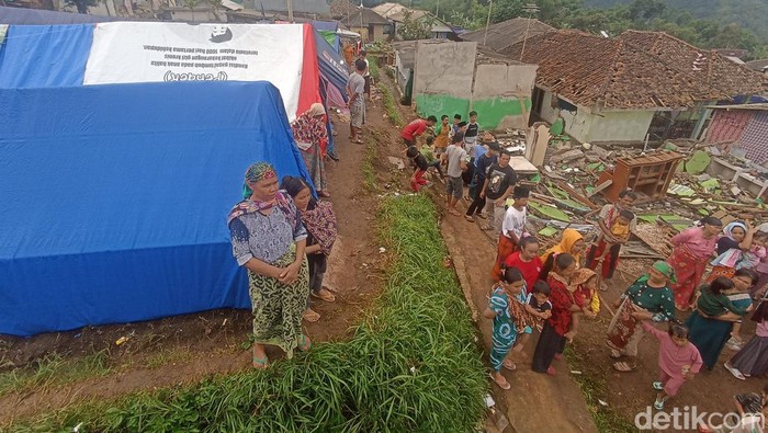 Puluhan korban gempa di Kampung Hargem, Desa Nyalindung, Kecamatan Cugenang Cianjur mengungsi di kebun yang harus disewa
