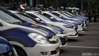 Tak hanya itu, deretan mobil polisi juga ikut dikerahkan dalam pengamanan VVIP pernikahan putra bungsu Presiden Jokowi tersebut.