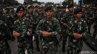Tampak pasukan bersenjata yang siap untuk berjaga dalam pengamanan VVIP ini.