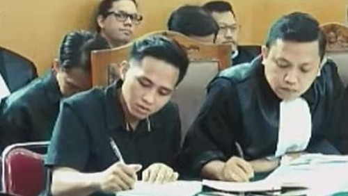 Richard Eliezer geleng-geleng sambil menulis saat mendengar Ferdy Sambo menyebut hajar Chad.