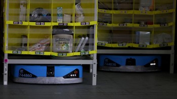 Keberadaan robot ini membuat pengiriman paket ke konsumen bisa lebih ngebut. Foto: Getty Images