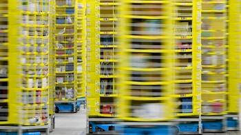 Dengan program khusus, robot Hercules bisa cepat memindahkan barang-barang dan membuat operasional di gudang lebih efisien. Foto: Getty Images