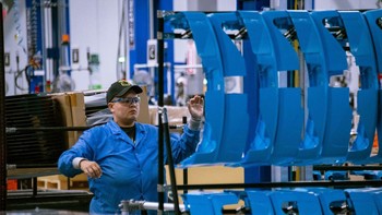 Pekerja melakukan salah satu proses produksi robot Amazon. Foto: Getty Images