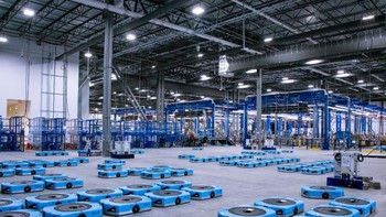 Amazon mengembangkan dan memproduksi sendiri robot tersebut di Robotics Innovation Hub in Westborough, Massachusetts. Foto: Getty Images