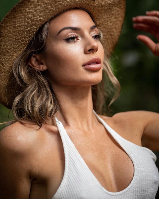 Rosie sendiri mengatakan bahwa ia terjun ke dunia modeling juga untuk mengajak lebih banyak wanita untuk mencoba aktivitas sains.Foto: Instagram @rosiekmoore